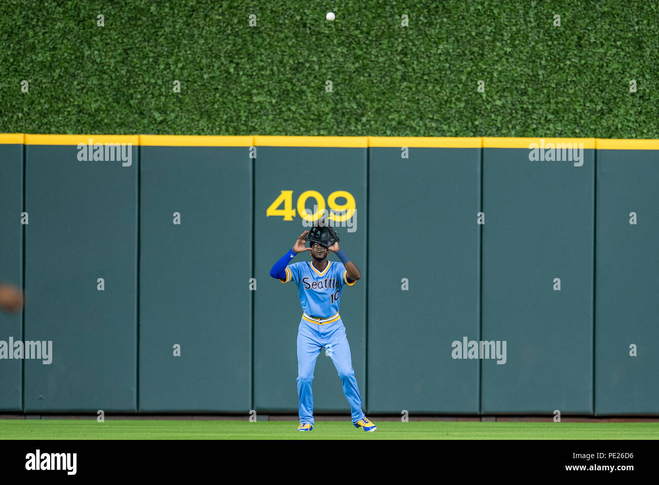 Agosto 10, 2018: Seattle Mariners center fielder Cameron Maybin (10) fa una dichiarazione delle catture durante un Major League Baseball gioco tra Houston Astros e il Seattle Mariners su degli anni settanta la notte a Minute Maid Park a Houston, TX. I marinai ha vinto il gioco da 5 a 2.Trask Smith/CSM Credito: Cal Sport Media/Alamy Live News Foto Stock