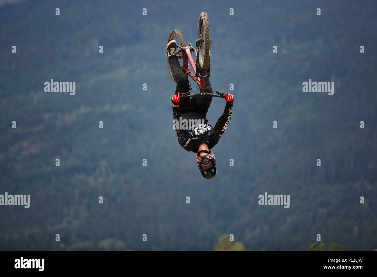 Whistler, BC, Canada. Agosto 11, 2018. Kyle Strait (USA) esegue un'antenna al 2018 Clif a doppia velocità e stile presentato da Muc-Off gara al Crankworx Whistler Mountain bike festival. Credito: Ironstring/Alamy Live News Foto Stock
