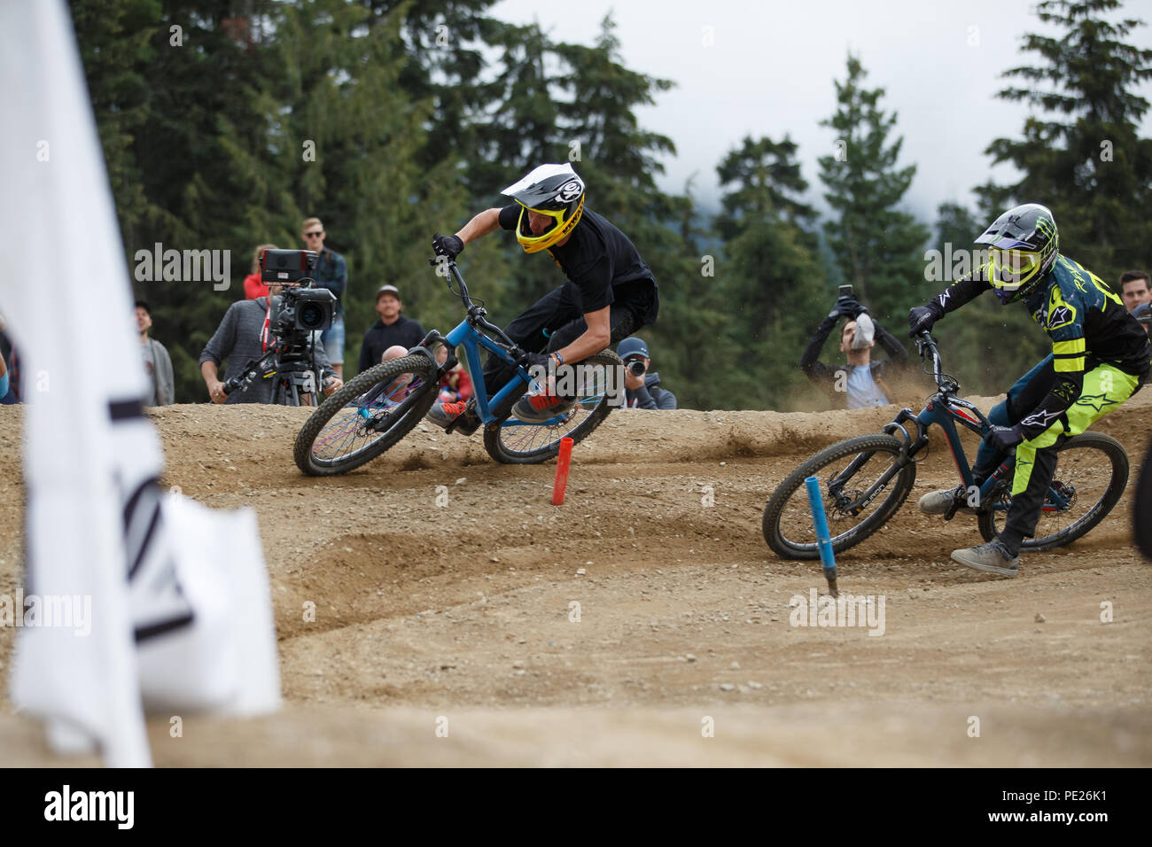 Whistler, BC, Canada. Agosto 11, 2018. Daryl marrone (GBR) sulla sinistra gare con Sam Reynolds (GBR) al 2018 Clif a doppia velocità e stile presentato da Muc-Off gara al Crankworx Whistler Mountain bike festival. Credito: Ironstring/Alamy Live News Foto Stock