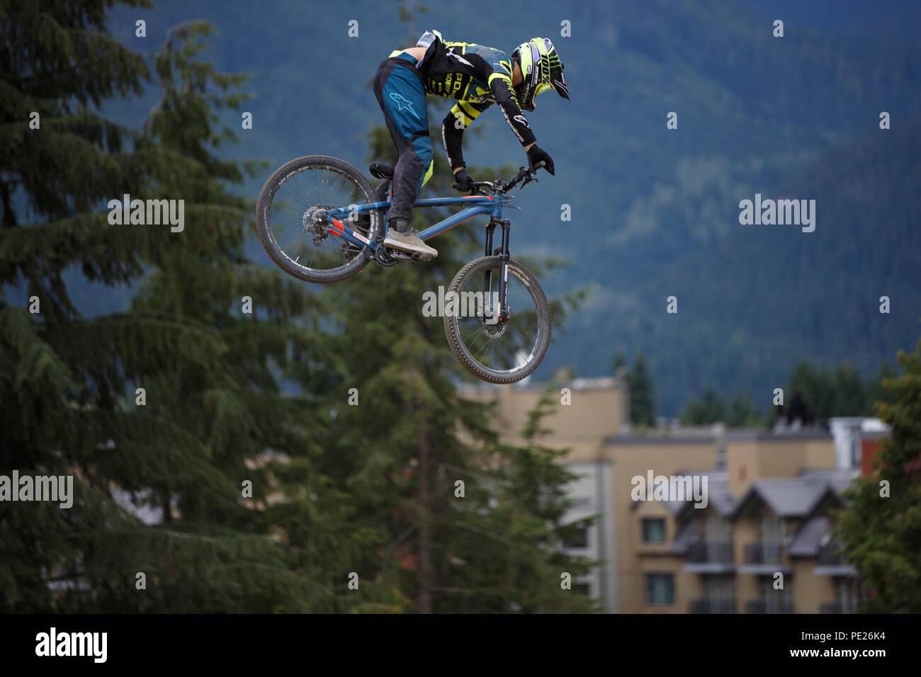 Whistler, BC, Canada. Agosto 11, 2018. Sam Reynolds (GBR) esegue un'antenna al 2018 Clif a doppia velocità e stile presentato da Muc-Off gara al Crankworx Whistler Mountain bike festival. Credito: Ironstring/Alamy Live News Foto Stock