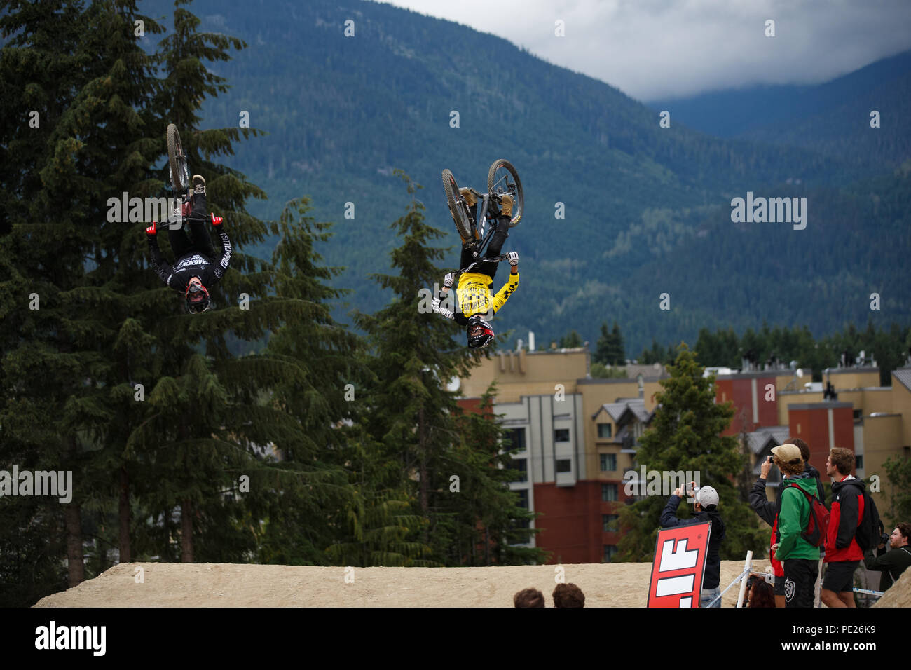 Whistler, BC, Canada. Agosto 11, 2018. Kyle Strait (USA) sulla sinistra e Owen Marchi (USA) esegue un'antenna al 2018 Clif a doppia velocità e stile presentato da Muc-Off gara al Crankworx Whistler Mountain bike festival. Credito: Ironstring/Alamy Live News Foto Stock