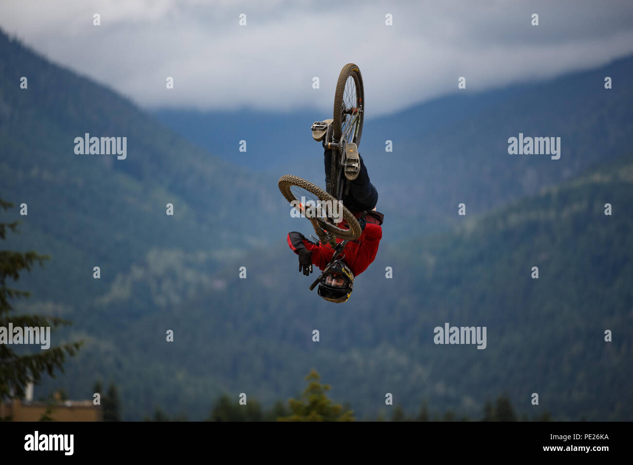 Whistler, BC, Canada. Agosto 11, 2018. Greg Watts (USA) esegue un'antenna al 2018 Clif a doppia velocità e stile presentato da Muc-Off gara al Crankworx Whistler Mountain bike festival. Credito: Ironstring/Alamy Live News Foto Stock