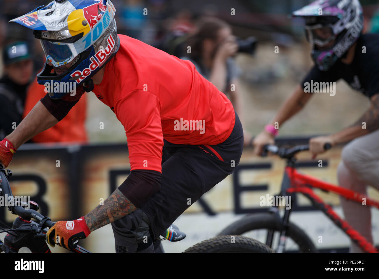 Whistler, BC, Canada. Agosto 11, 2018. Tomas slava (CZE) in primo piano le gare Tomas Lemoine (FRA) al 2018 Clif a doppia velocità e stile presentato da Muc-Off gara al Crankworx Whistler Mountain bike festival. Credito: Ironstring/Alamy Live News Foto Stock
