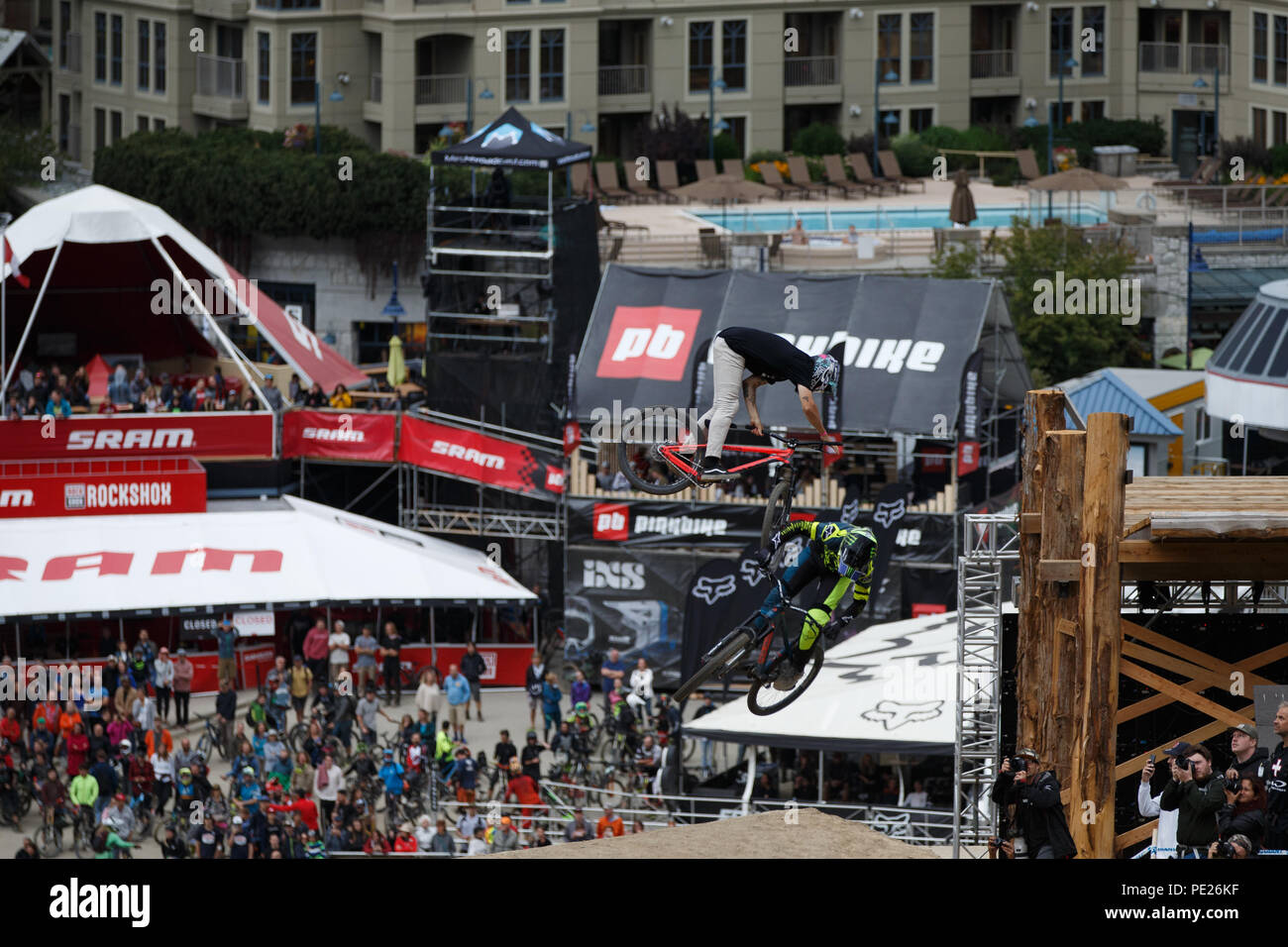 Whistler, BC, Canada. Agosto 11, 2018. Tomas Lemoine (FRA) sulla sinistra gare Sam Reynolds (GBR) al 2018 Clif a doppia velocità e stile presentato da Muc-Off gara al Crankworx Whistler Mountain bike festival. Credito: Ironstring/Alamy Live News Foto Stock