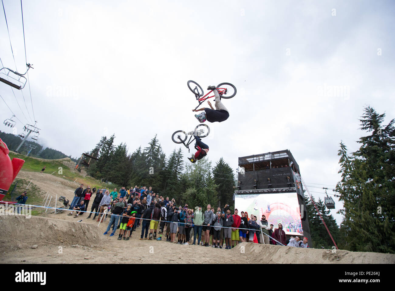 Whistler, BC, Canada. Agosto 11, 2018. Greg Watts sulla sinistra fa un antenna con Tomas Lemoine (FRA) al 2018 Clif a doppia velocità e stile presentato da Muc-Off gara al Crankworx Whistler Mountain bike festival. Credito: Ironstring/Alamy Live News Foto Stock