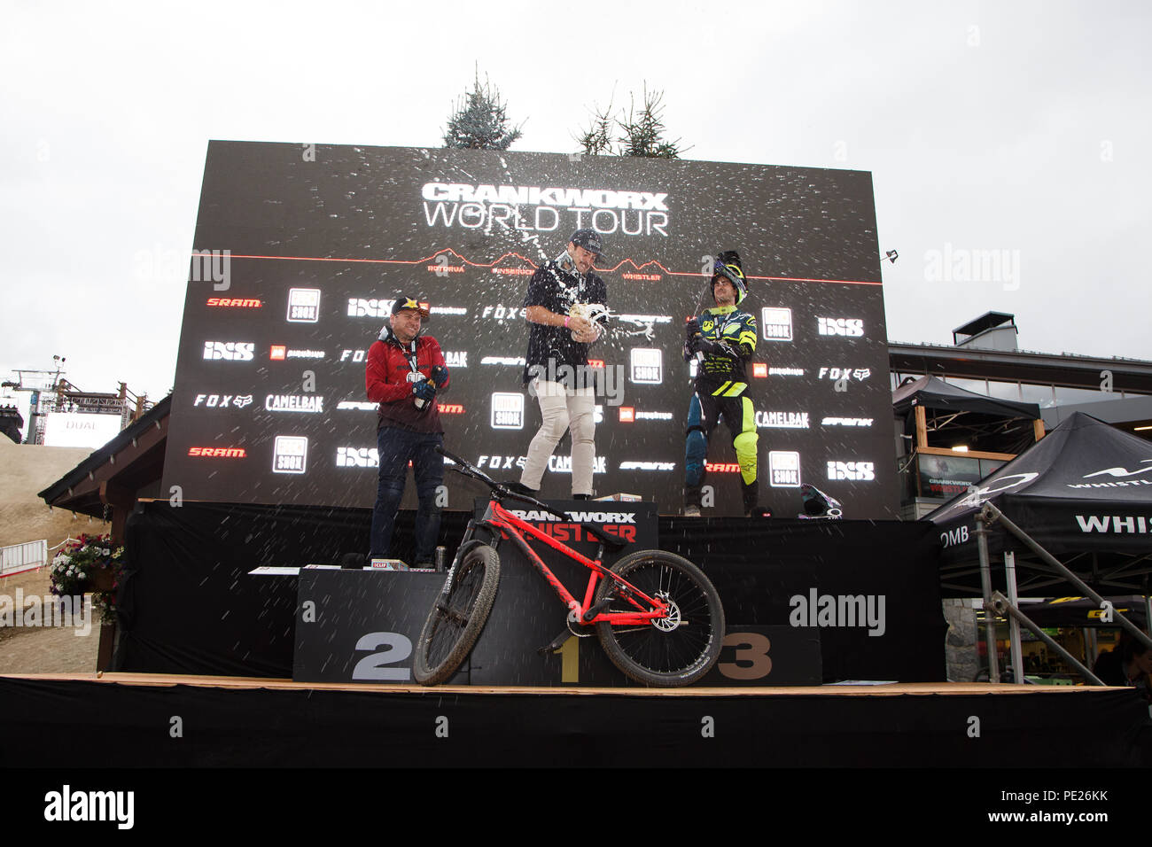 Whistler, BC, Canada. Agosto 11, 2018. Tomas Lemoine (1a), Sam Reynolds (2nd) e Greg Watts (3rd) prendere il podio al 2018 Clif a doppia velocità e stile presentato da Muc-Off gara al Crankworx Whistler Mountain bike festival. Credito: Ironstring/Alamy Live News Foto Stock