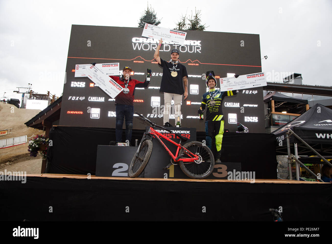 Whistler, BC, Canada. Agosto 11, 2018. Tomas Lemoine (1a), Sam Reynolds (2nd) e Greg Watts (3rd) prendere il podio al 2018 Clif a doppia velocità e stile presentato da Muc-Off gara al Crankworx Whistler Mountain bike festival. Credito: Ironstring/Alamy Live News Foto Stock