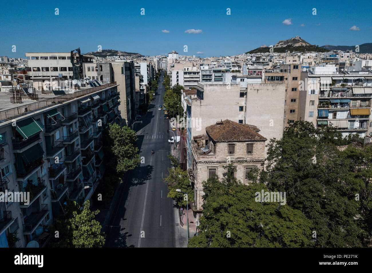 Atene, Grecia. 11 Ago, 2018. Foto realizzata il 11 agosto, 2018 Mostra strade vuote come residenti ha lasciato la città per un paio di giorni di vacanza a Atene, Grecia. Agosto il strade vuote è un fenomeno abituale nelle grandi città in Grecia. Credito: Lefteris Partsalis/Xinhua/Alamy Live News Foto Stock