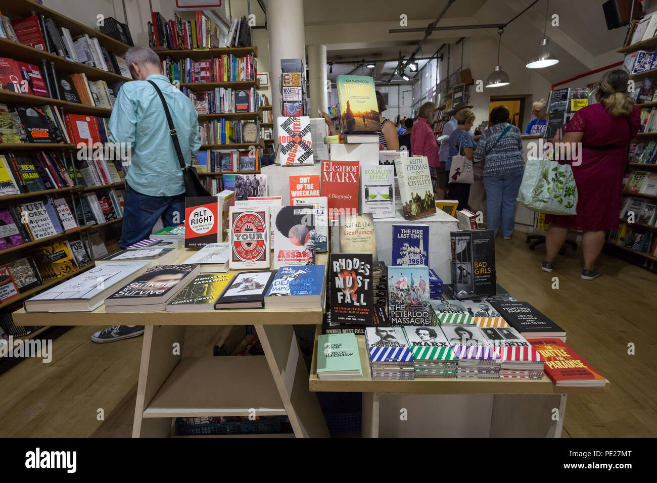 Londra, Regno Unito. 11 Agosto, 2018. I segnalibri di Bloomsbury. La folla si radunano in Gran Bretagna la più grande libreria socialista in una dimostrazione di solidarietà una settimana dopo che esso è stato invaso da estrema destra manifestanti compresi tre Ukip sostenitori che era stata sospesa dal partito in attesa di un'indagine. Credito: Guy Corbishley/Alamy Live News Foto Stock