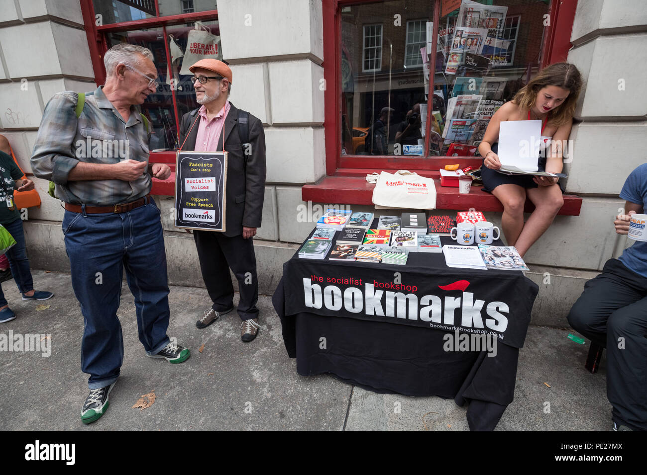 Londra, Regno Unito. 11 Agosto, 2018. I segnalibri di Bloomsbury. La folla si radunano in Gran Bretagna la più grande libreria socialista in una dimostrazione di solidarietà una settimana dopo che esso è stato invaso da estrema destra manifestanti compresi tre Ukip sostenitori che era stata sospesa dal partito in attesa di un'indagine. Credito: Guy Corbishley/Alamy Live News Foto Stock