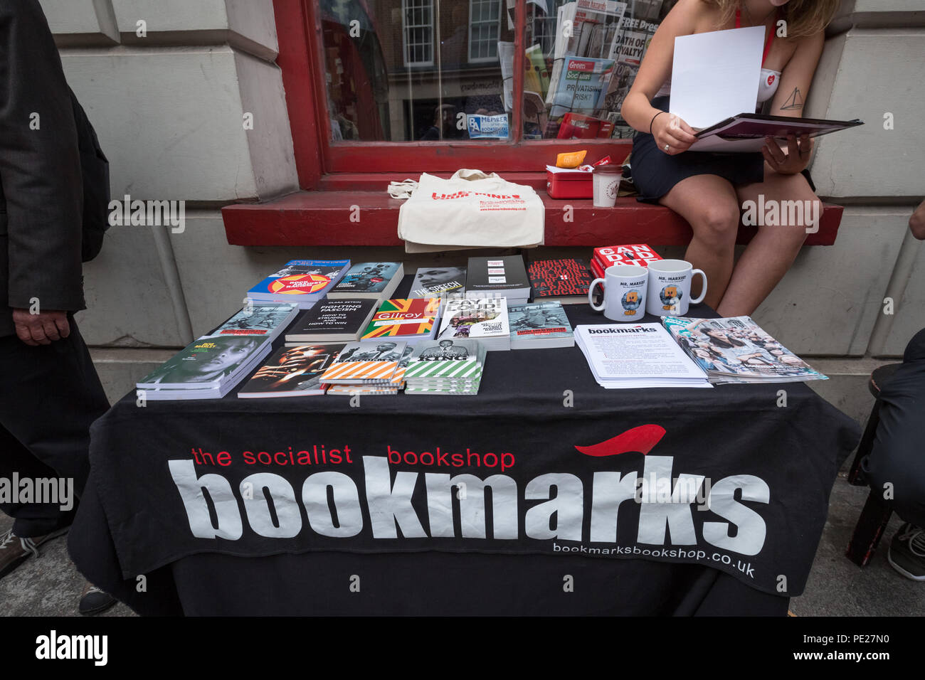 Londra, Regno Unito. 11 Agosto, 2018. I segnalibri di Bloomsbury. La folla si radunano in Gran Bretagna la più grande libreria socialista in una dimostrazione di solidarietà una settimana dopo che esso è stato invaso da estrema destra manifestanti compresi tre Ukip sostenitori che era stata sospesa dal partito in attesa di un'indagine. Credito: Guy Corbishley/Alamy Live News Foto Stock