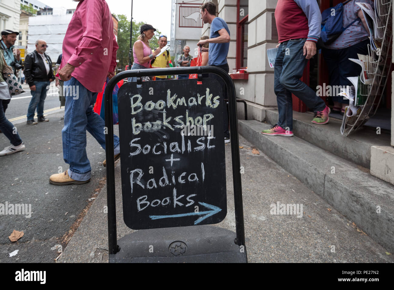 Londra, Regno Unito. 11 Agosto, 2018. I segnalibri di Bloomsbury. La folla si radunano in Gran Bretagna la più grande libreria socialista in una dimostrazione di solidarietà una settimana dopo che esso è stato invaso da estrema destra manifestanti compresi tre Ukip sostenitori che era stata sospesa dal partito in attesa di un'indagine. Credito: Guy Corbishley/Alamy Live News Foto Stock