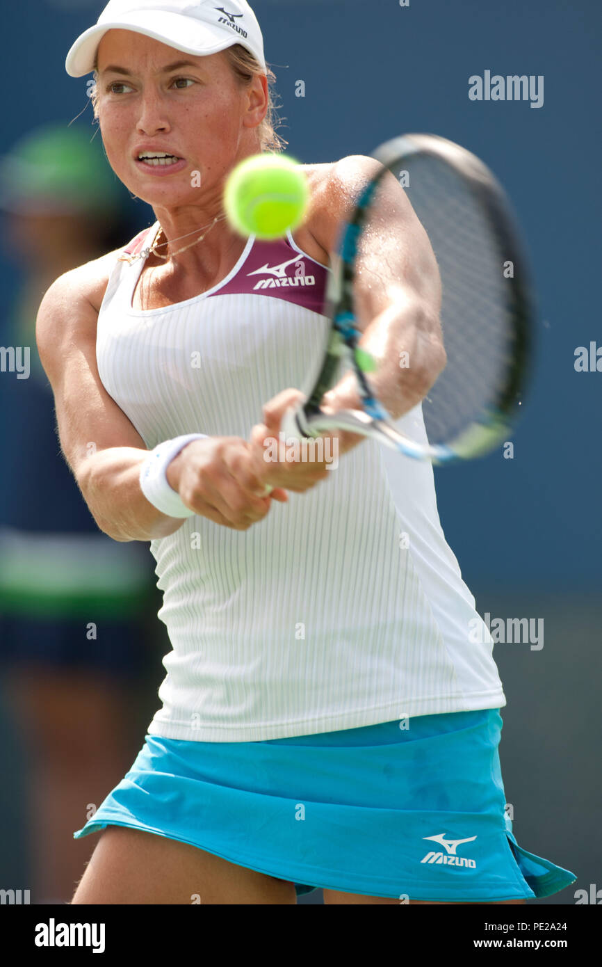 Cincinnati, OH, Stati Uniti d'America. Il 5 maggio, 2018. Occidentale e Meridionale Tennis aperto, Cincinnati, OH - Agosto 11, 2018 - Yulia Putintseva in azione contro Johanna Larsson nelle qualificazioni per la parte occidentale e meridionale del torneo di tennis svoltosi a Cincinnati. - Foto di Wally nellâ/ZUMA Premere Credito: Wally nellâ/ZUMA filo/Alamy Live News Foto Stock