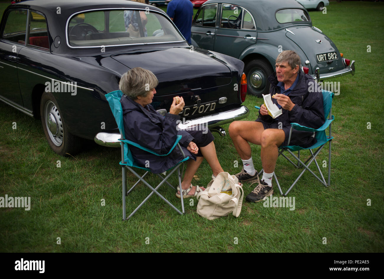 Essex, Regno Unito. Il 12 agosto 2018. Saffron Walden Motor Show 12 agosto 2018 Pranzo prese da coloro che presentano la loro classica e auto d'epoca. Più di 500 classic e auto d'epoca, moto erano sul display all'annuale Saffron Walden Motor Show il Saffron Walden comune. Il denaro raccolto va al rango di Arthur Ospizio ed equitazione per disabili nelle vicinanze Radwinter. Credito: BRIAN HARRIS/Alamy Live News Foto Stock