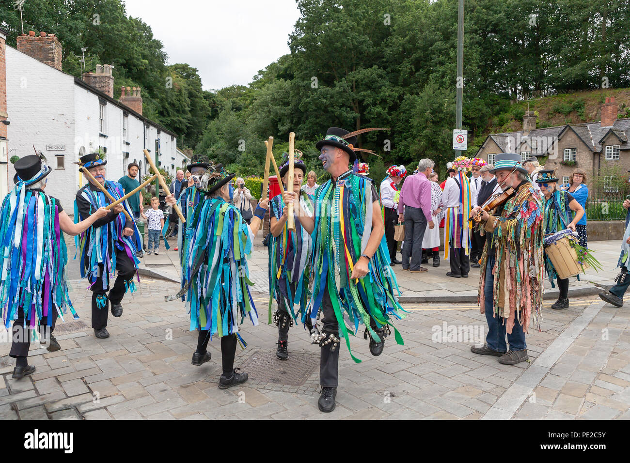 Warrington, Regno Unito. Il 12 agosto 2018. L'antica tradizione di Lymm Rushbearing è stata risvegliata dopo una assenza di due anni. L'evento non comportava una processione su autostrade locali come in passato, ma dopo aver raccolto vicino alla diga di inferiore a circa 4 pm e quindi la trasformazione fino la Dingle, il festival si è concluso con un servizio presso la chiesa di Saint Mary Credito: John Hopkins/Alamy Live News Foto Stock