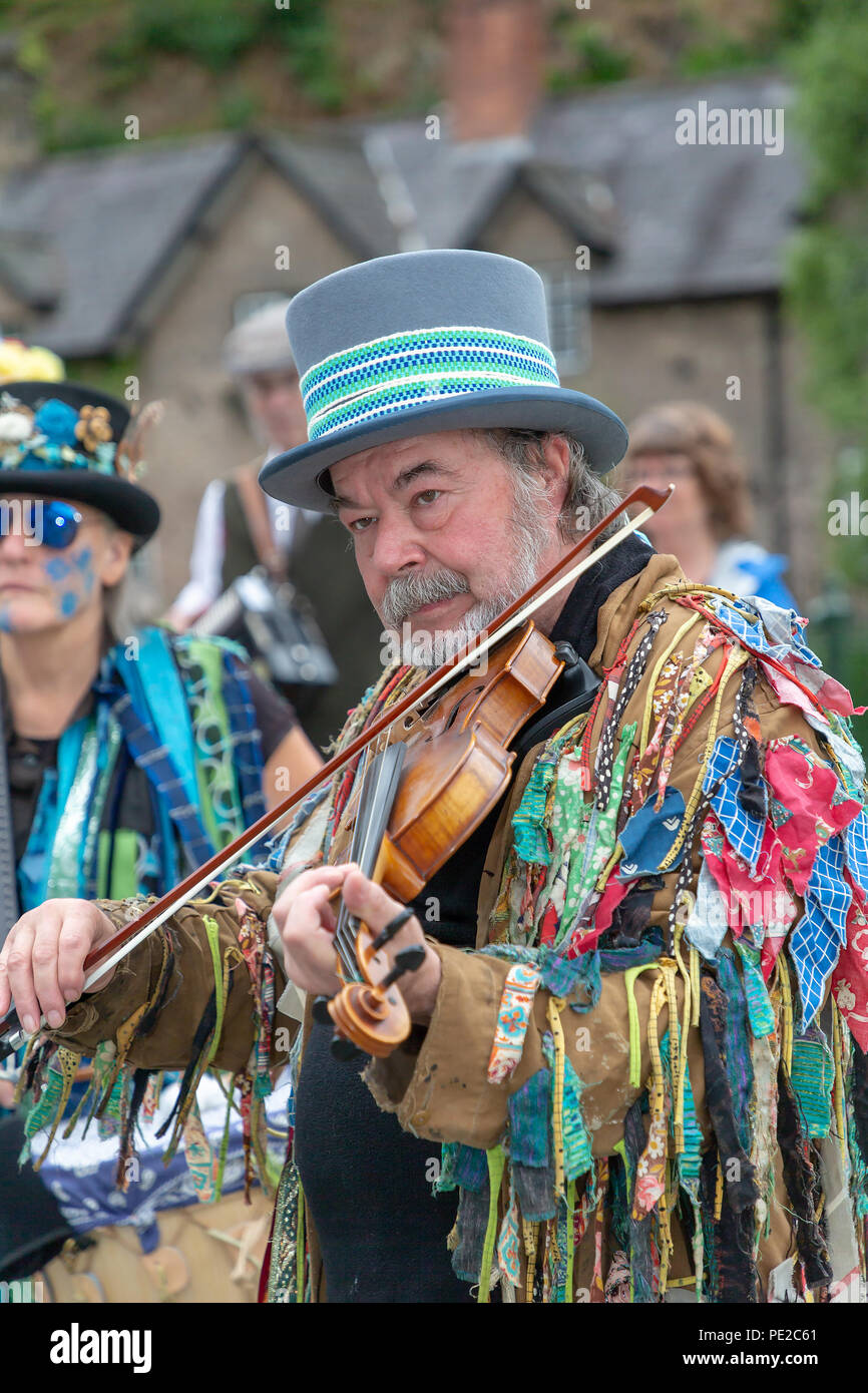 Warrington, Regno Unito. Il 12 agosto 2018. L'antica tradizione di Lymm Rushbearing è stata risvegliata dopo una assenza di due anni. L'evento non comportava una processione su autostrade locali come in passato, ma dopo aver raccolto vicino alla diga di inferiore a circa 4 pm e quindi la trasformazione fino la Dingle, il festival si è concluso con un servizio presso la chiesa di Saint Mary Credito: John Hopkins/Alamy Live News Foto Stock