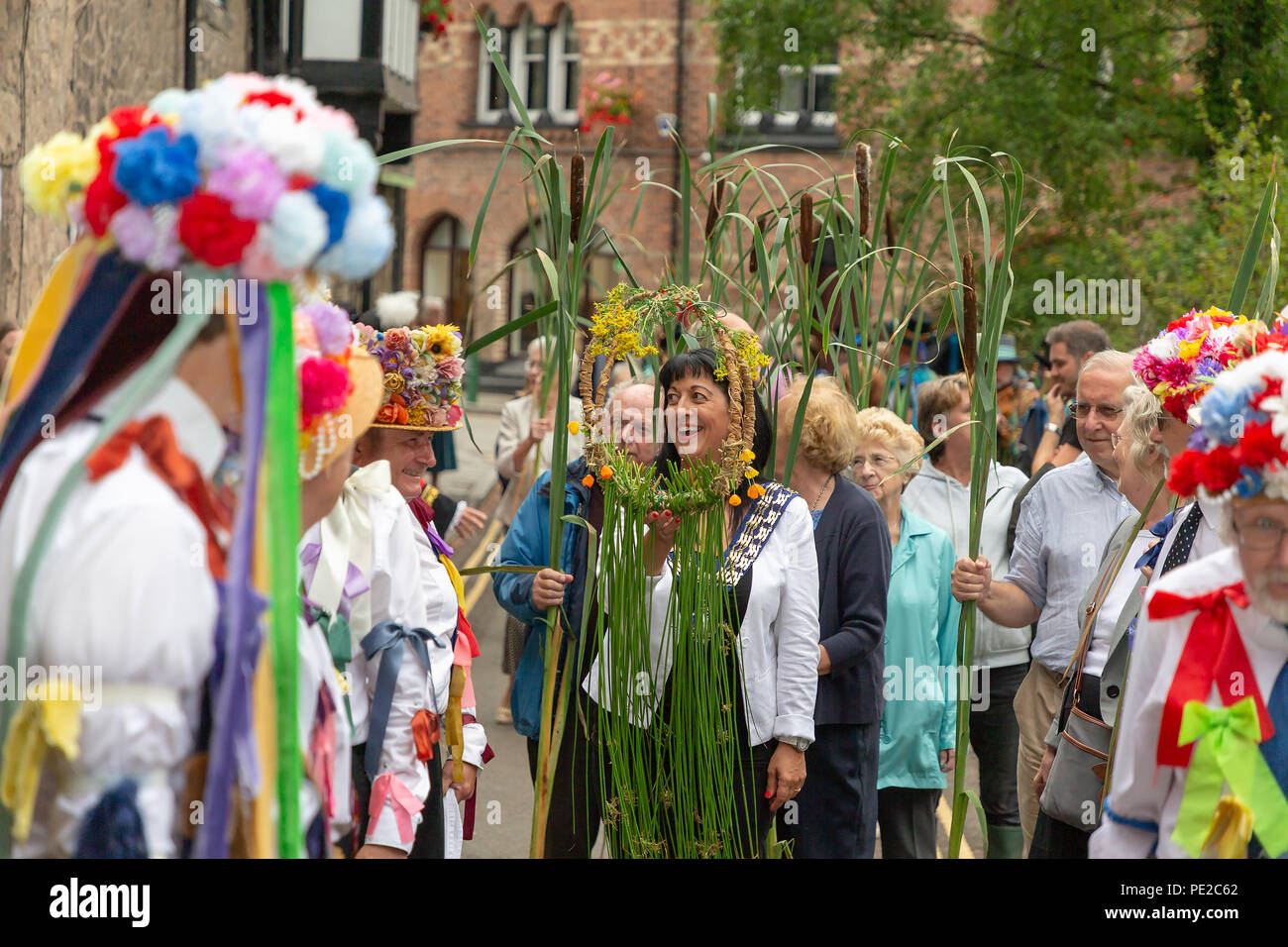Warrington, Regno Unito. Il 12 agosto 2018. L'antica tradizione di Lymm Rushbearing è stata risvegliata dopo una assenza di due anni. L'evento non comportava una processione su autostrade locali come in passato, ma dopo aver raccolto vicino alla diga di inferiore a circa 4 pm e quindi la trasformazione fino la Dingle, il festival si è concluso con un servizio presso la chiesa di Saint Mary Credito: John Hopkins/Alamy Live News Foto Stock