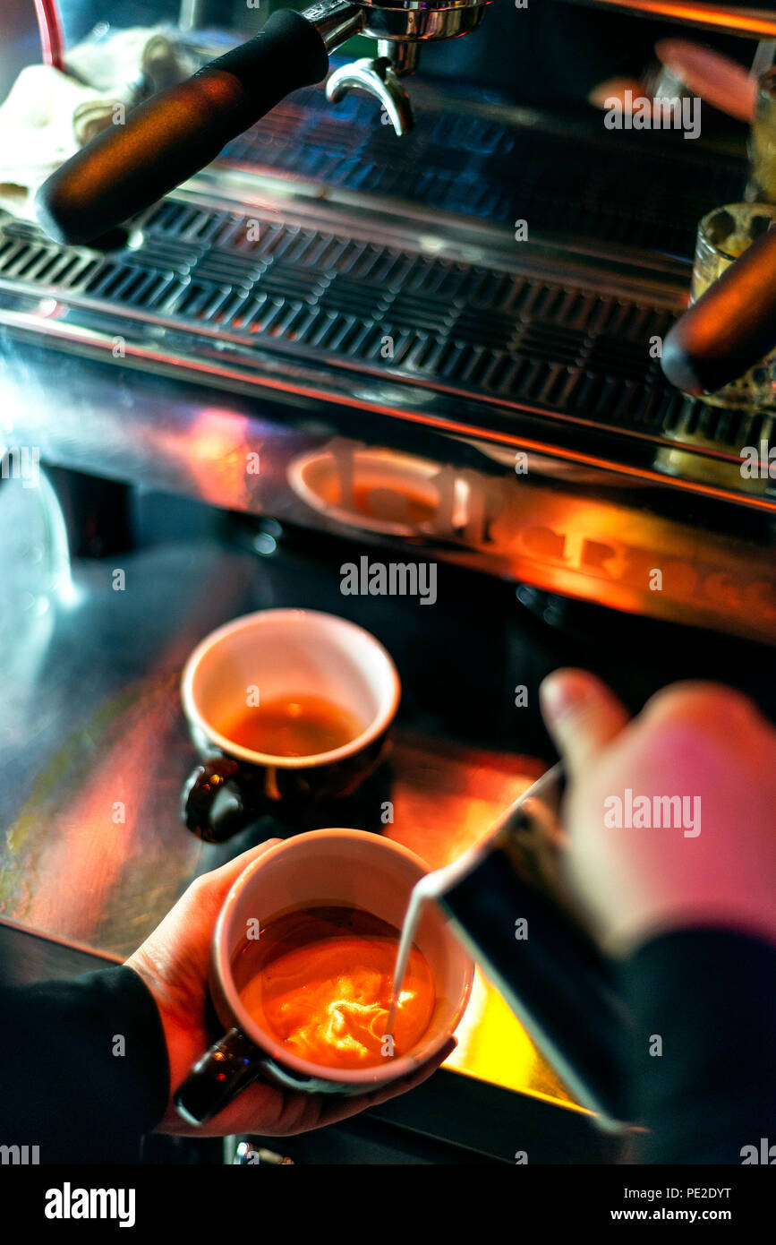 La preparazione di caffè espresso close up dettaglio con caffetteria moderna macchina Foto Stock