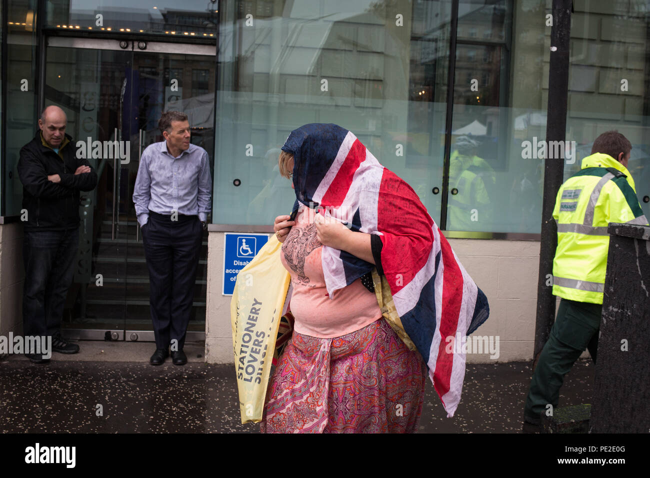 Donna con Union Jack flag scialle, a Glasgow in Scozia il 8 agosto 2018. Foto Stock