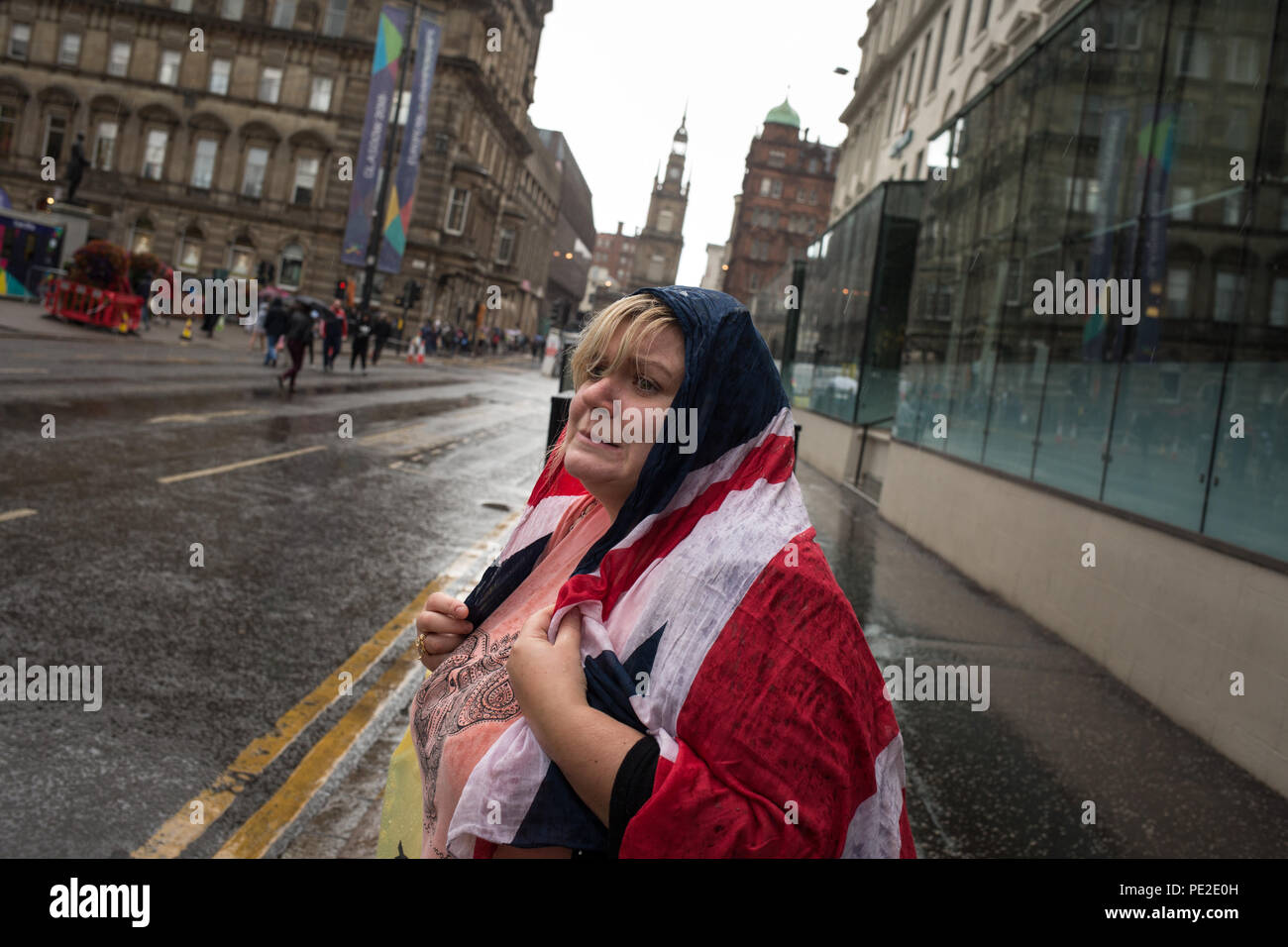 Donna con Union Jack flag scialle, a Glasgow in Scozia il 8 agosto 2018. Foto Stock