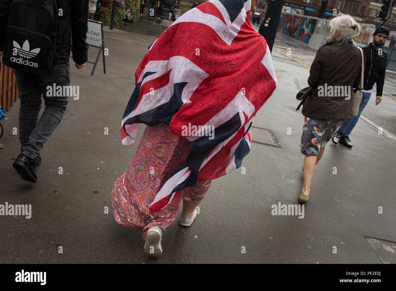 Donna con Union Jack flag scialle, a Glasgow in Scozia il 8 agosto 2018. Foto Stock