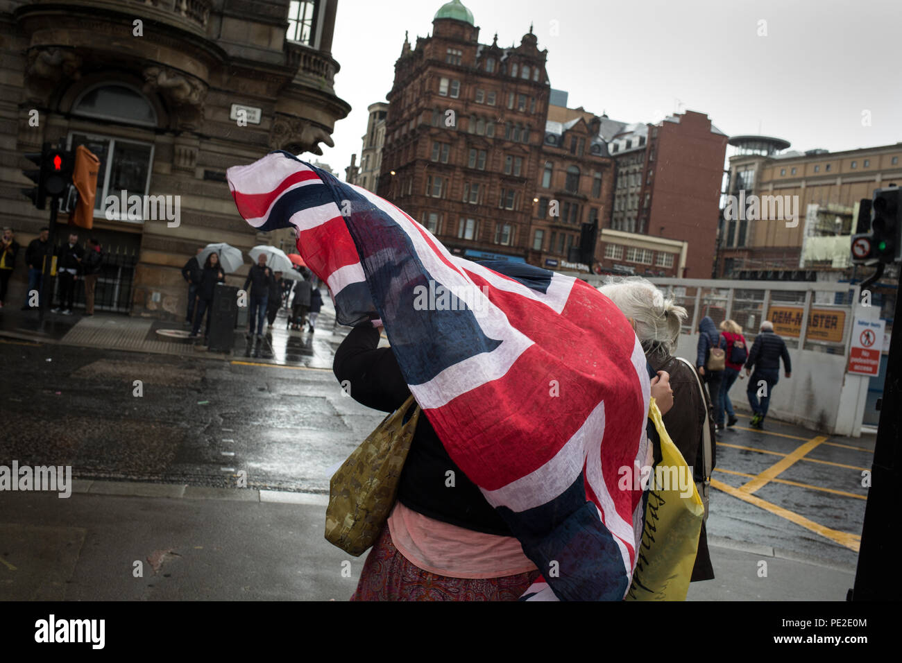 Donna con Union Jack flag scialle, a Glasgow in Scozia il 8 agosto 2018. Foto Stock