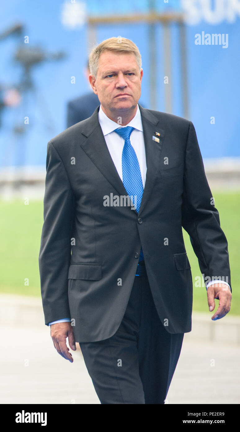 12.07.2018. Bruxelles, Belgio. Klaus Werner-Iohannis, Presidente della Romania che arrivano alla NATO (Organizzazione del Trattato del Nord Atlantico) Summit 2018 Foto Stock