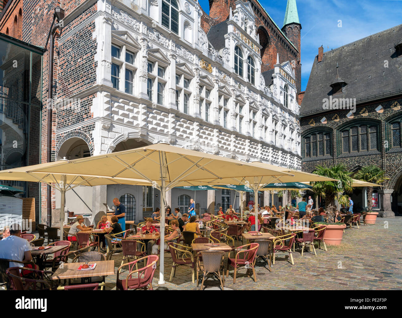 Cafe di fronte allo storico del XIII secolo Rathaus (Municipio), Markt, Lubecca, Schleswig-Holstein, Germania Foto Stock