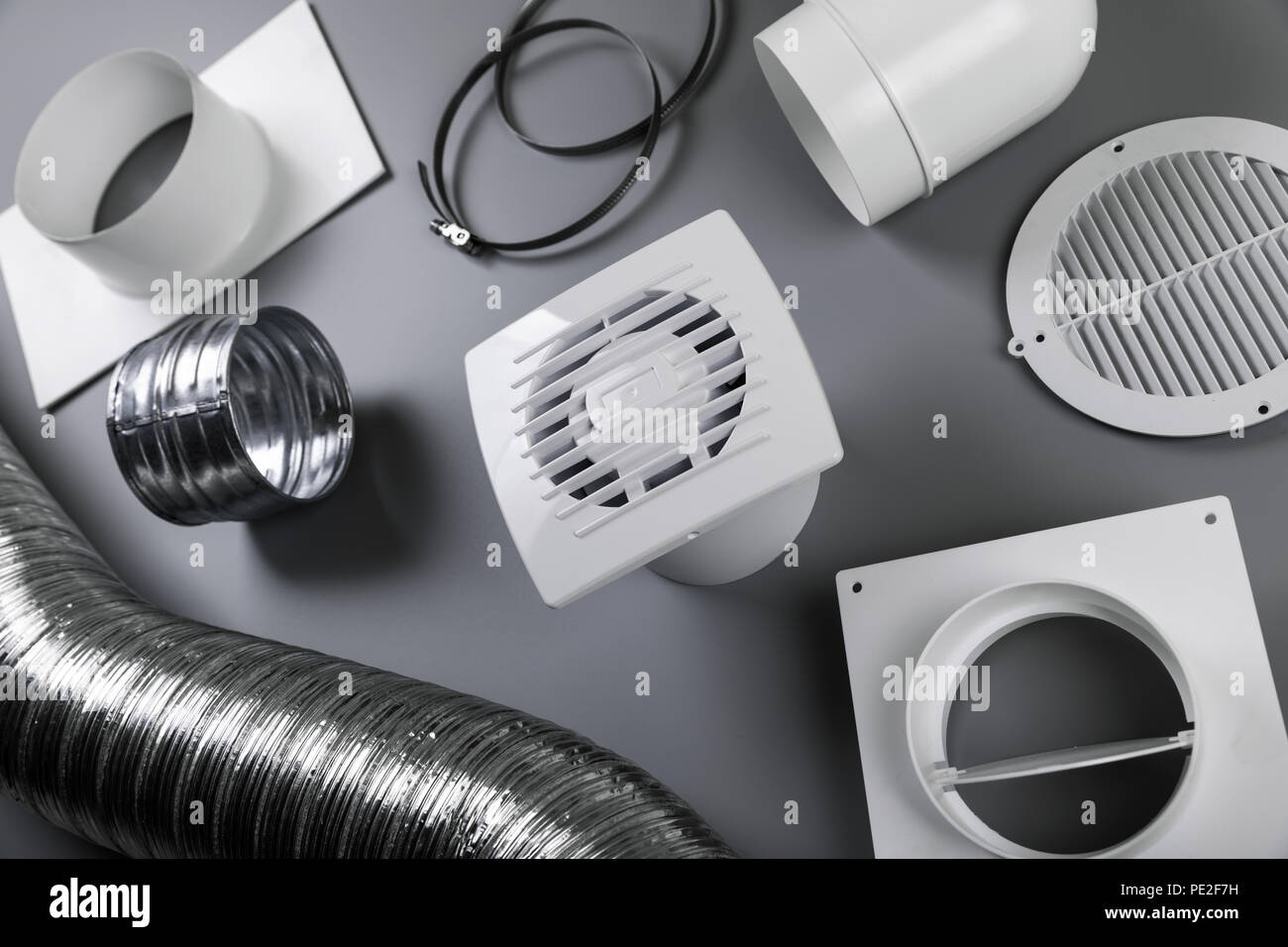 Gruppo del sistema di ventilazione di oggetti su sfondo grigio Foto Stock