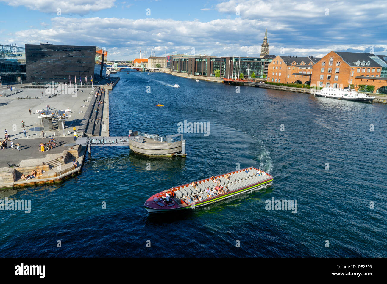 Vista sul lungomare di Copenaghen verso nord con la Biblioteca Reale (il diamante nero) e Soren Kierkegaard Square, tour in barca nella parte anteriore Foto Stock