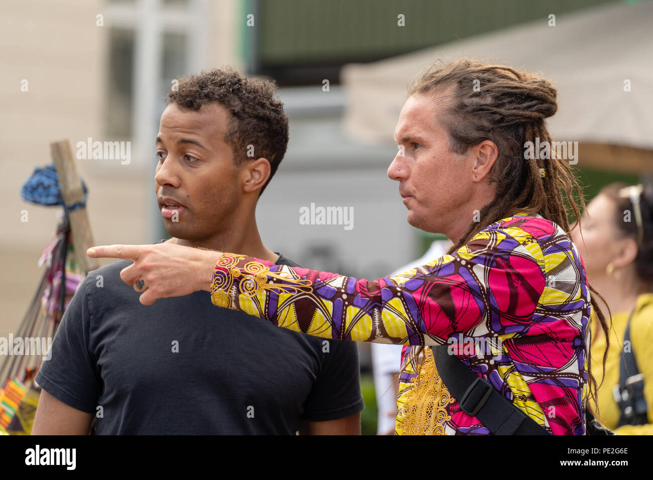 Gli amici di parlare, uno rivolto, colorato clohtes, dreadlocks, a Couleur Cafe 2018 a Copenhagen Foto Stock