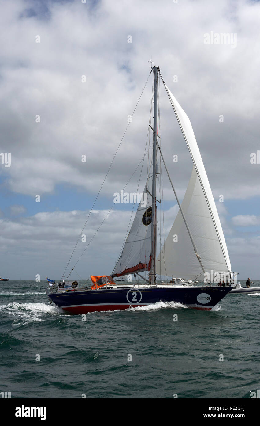 Marinaio estone Uku Randmaa vela il suo yacht uno e tutti off Falmouth allo start della gara di alimentatore per il 2018 Golden Globe Race. Foto Stock