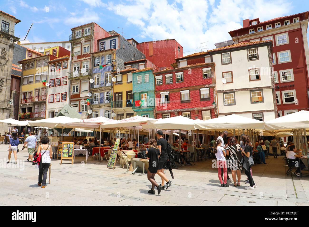 PORTO, Portogallo - 21 giugno 2018: Case colorate e ristoranti lungo il fiume Douro, della città di Porto, Portogallo Foto Stock