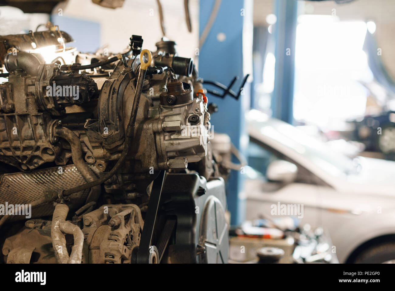 Lavoro meccanico in un'auto, la riparazione di un motore. Garage auto di servizio. Valvola di Motore di manutenzione dell'auto. Un deposito su un pistone, un grande eseguire una lunga vita di servizio Foto Stock