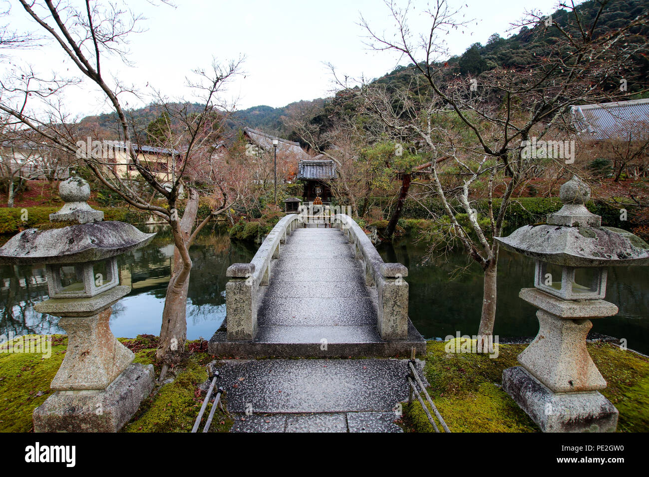 Il ponte di pietra con due lanterne di pietra al Shogaku-nel tempio di Kyoto, Giappone. Foto Stock
