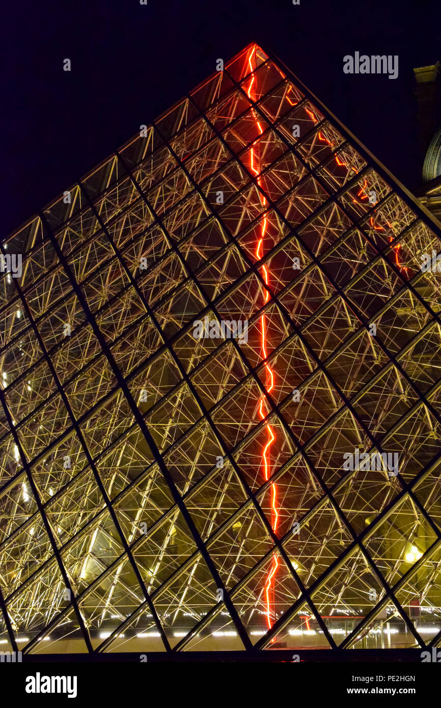 La piramide di ingresso del museo del Louvre a notte a Parigi, Francia Foto Stock