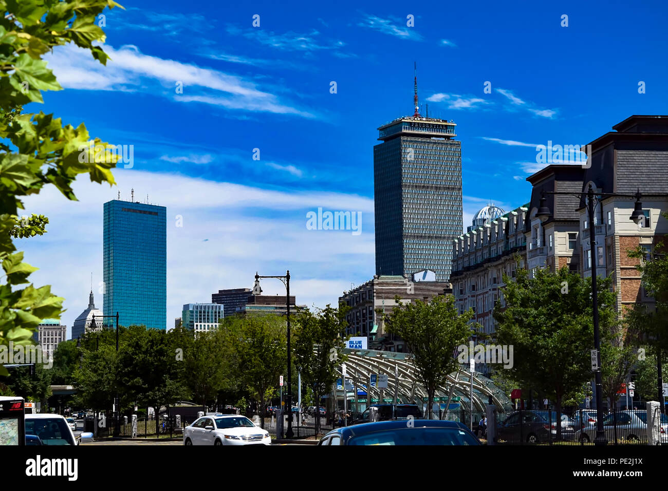 Vista del Prudential Center e Hancock Tower di Boston, Massachusetts come visto dalla piazza a Kenmore Foto Stock
