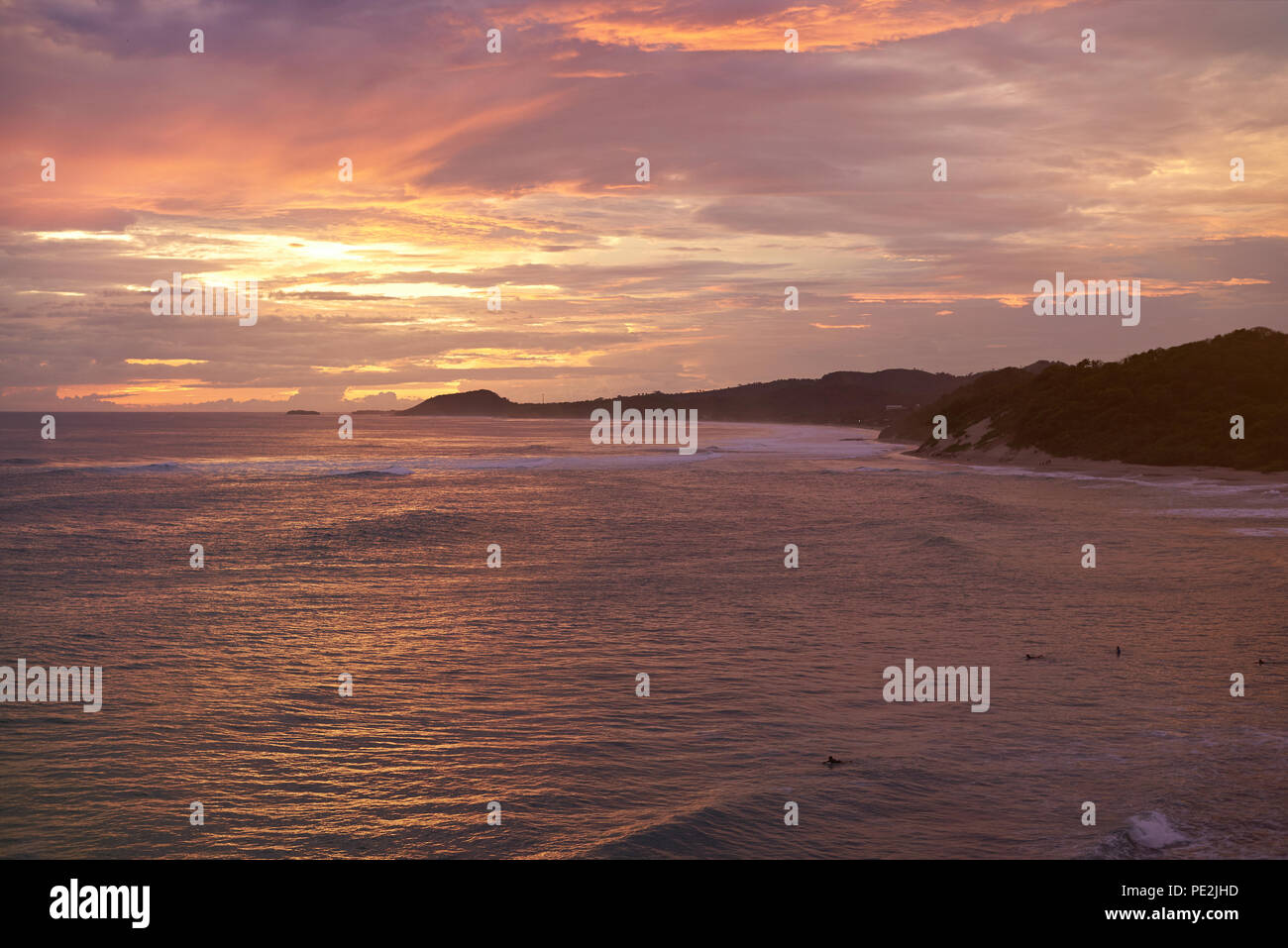 Destinazione di viaggio nella fascia costiera sull'oceano sul colore di tramonto Foto Stock