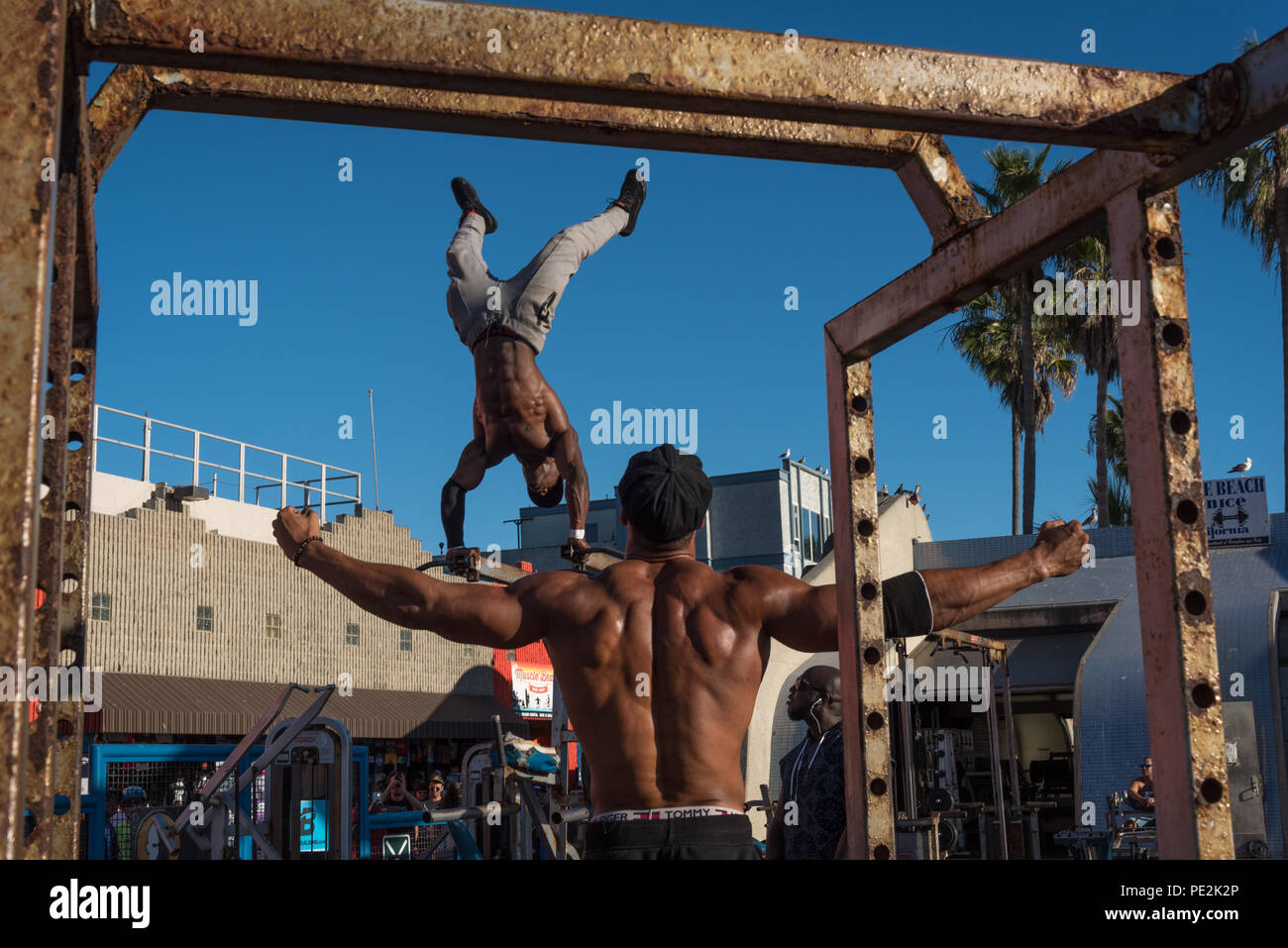 Afro-americano di uomini che lavorano durante l'inverno al muscolo Beach, la Spiaggia di Venice, California. Foto Stock