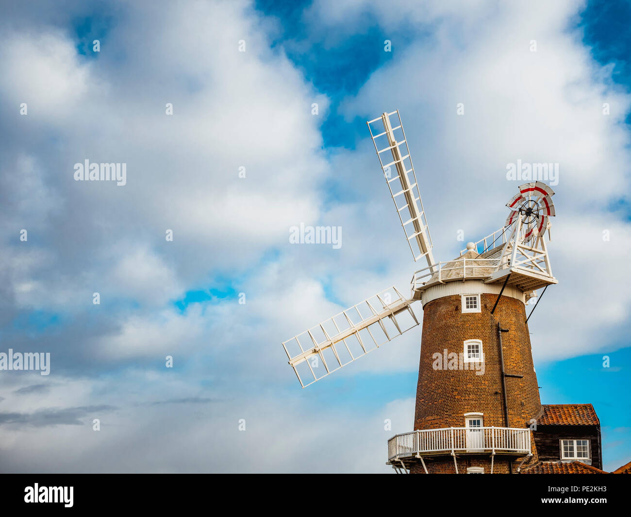 Cley windmill set contro lacunose nuvole. Foto Stock