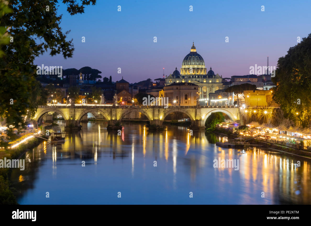 Roma di notte. Vista sul fiume Tevere sul Vaticano e la cupola della  Basilica di San Pietro Foto stock - Alamy