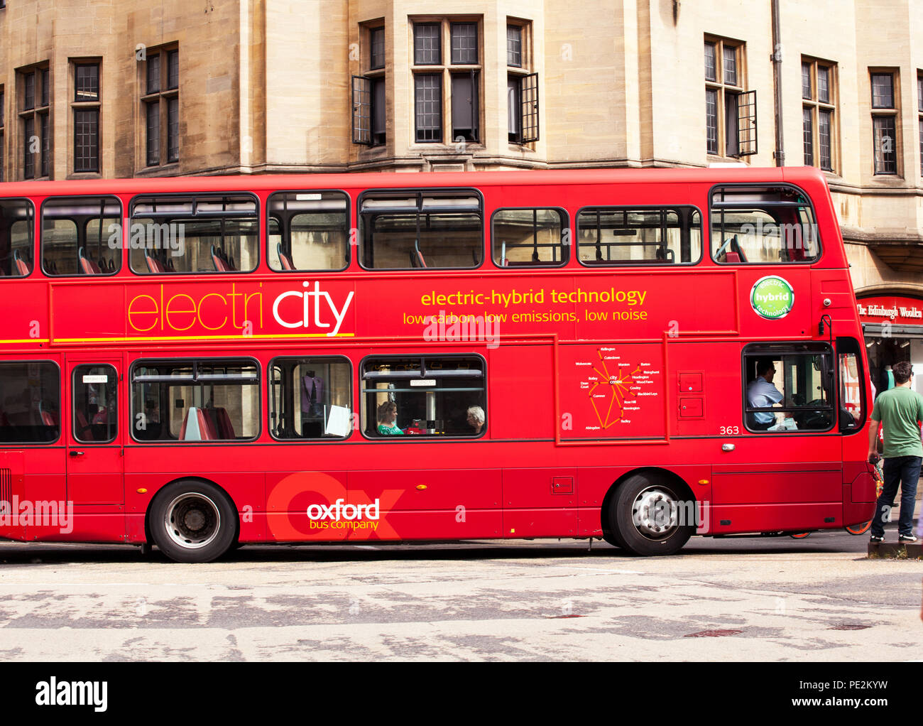 Double Decker bus utilizzando la tecnologia ibrida elettrico nella città di Oxford Inghilterra REGNO UNITO Foto Stock