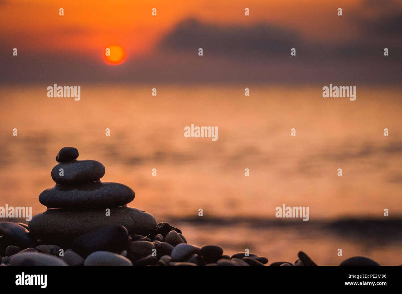 Pila di pietre zen sulla spiaggia ghiaiosa Foto Stock