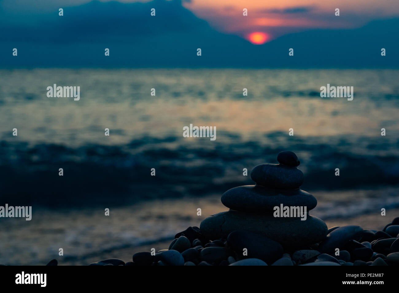 Pila di pietre zen sulla spiaggia ghiaiosa Foto Stock