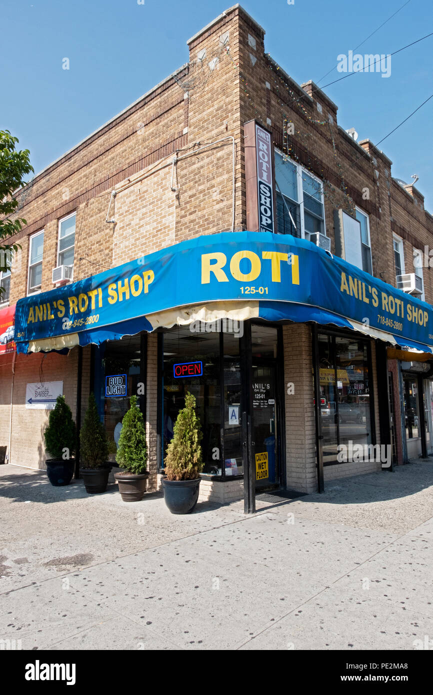 L'esterno di Anil Il Roti Shop on Liberty Avenue in Richmond Hill, Queens, a New York. Foto Stock