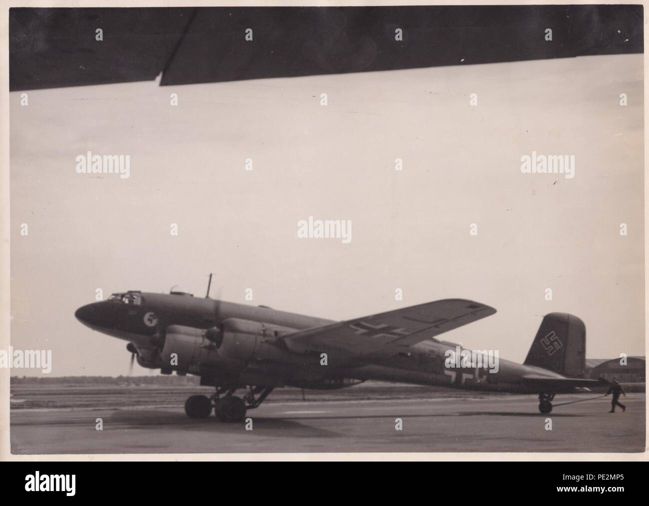 Immagine da l'album fotografico di Oberfeldwebel Karl Gendner di 1. Staffel, Kampfgeschwader 40: Focke Wulf Fw 200 Condor F8+CL del 3./KG 40, correndo i motori a Bordeaux nel marzo 1941. Foto Stock