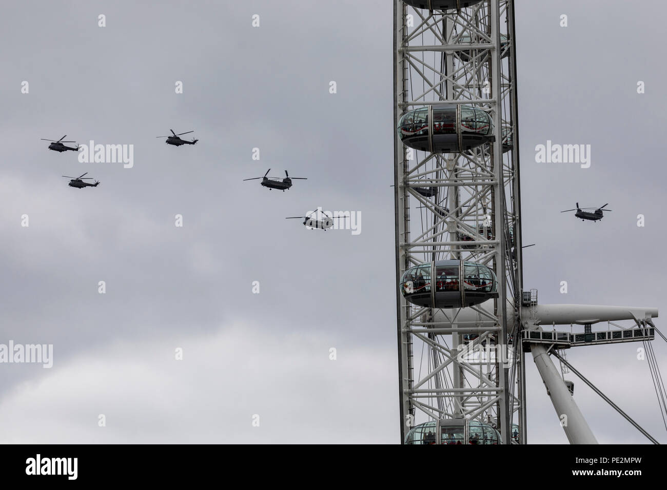 Una formazione di Chinook Helicoptors volare oltre la London Eye per la RAF100 anniversario Foto Stock