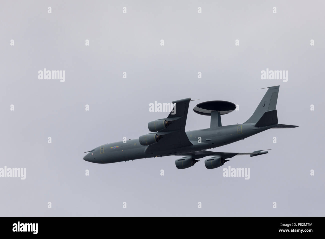 Un Boeing E-3 Sentry AWACS aereo sopra di Londra per la RAF100 anniversario Foto Stock