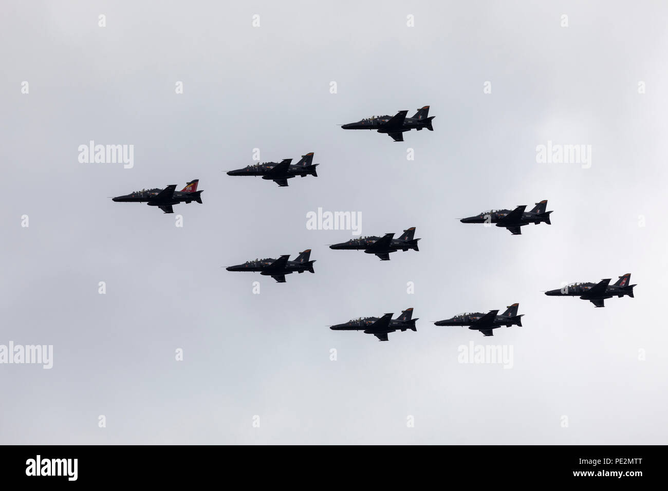 Nove Royal Air Force BAE Systems Hawk T aeromobili battenti in formazione su Londra per la RAF100 anniversario flypast Foto Stock