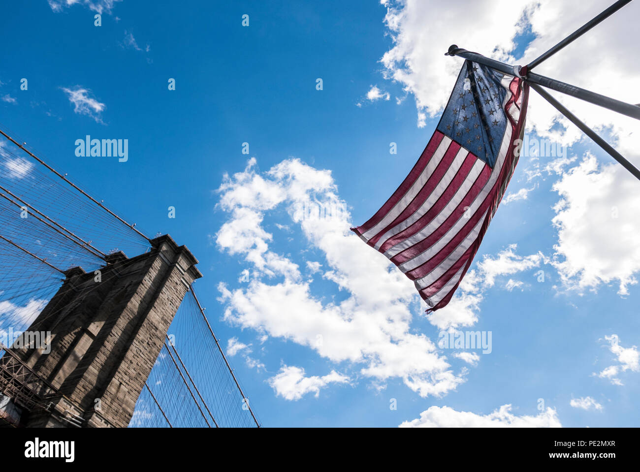 15-03-16 New York, Stati Uniti d'America. Il Ponte di Brooklyn e bandiera. Foto: © Simon Grosset Foto Stock